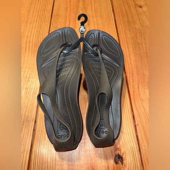 CROCS Dark Brown t strap sandal sz 8 - Picture 1 of 5